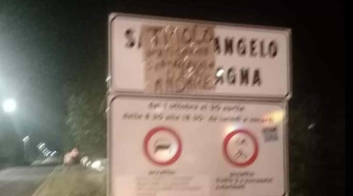 Cartello contro il candidato consigliere: "Da Santarcangelo te ne devi andare" - La foto pubblicata da Berlati sulla sua pagina Facebook