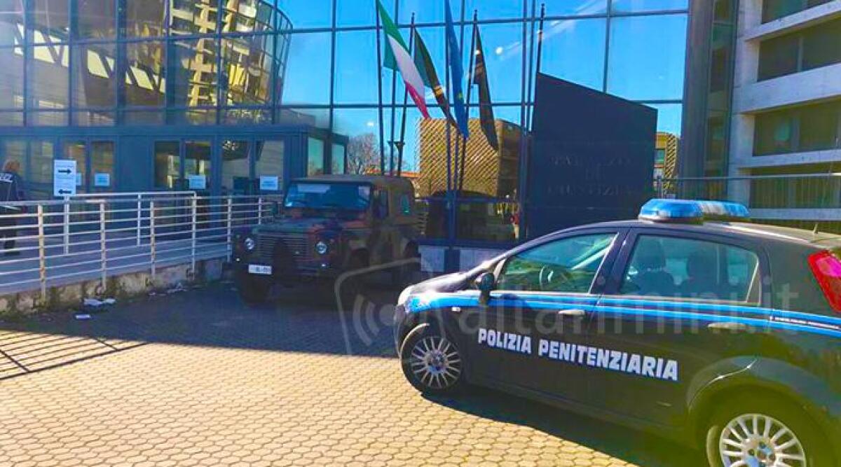 Condannato 26enne per furto, ma resta in carcere per rapina al fratello del sindaco - Ingresso del tribunale di Rimini