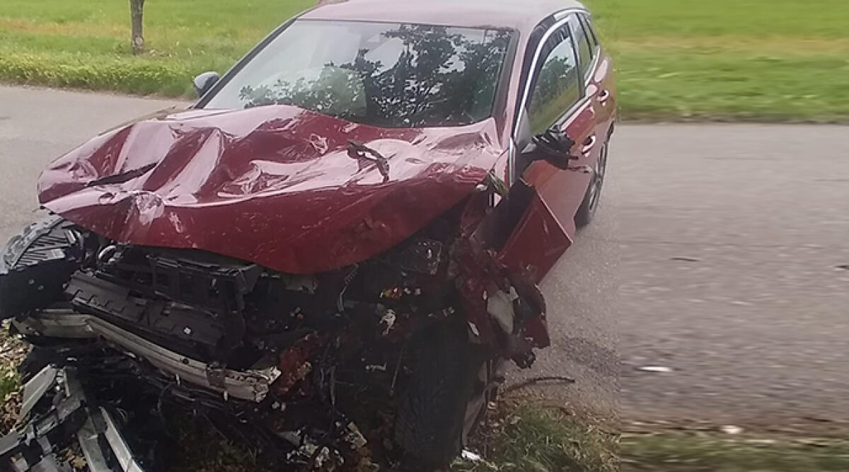 Villa Verucchio, perde il controllo dell'auto e finisce contro una quercia, grave - L'auto distrutta dopo l'incidente