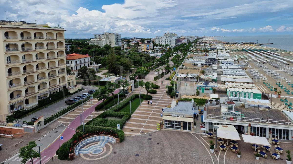 Balneari: caos gare, diverse per ogni Comune se non interviene il Governo - Lungomare di Riccione dall'alto