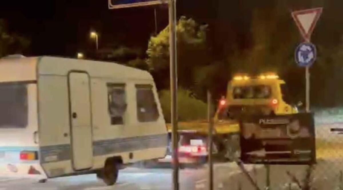 Tre parcheggi di Rimini liberati da camper e roulotte di nomadi - L'intervento in via Giuliani