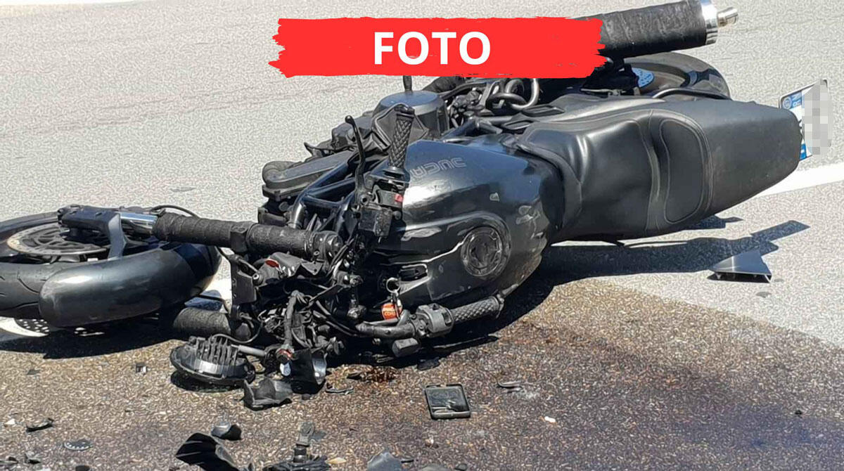 Auto si immette sulla Marecchiese a Rimini e si scontra con una moto: il centauro in ospedale - La moto incidentata