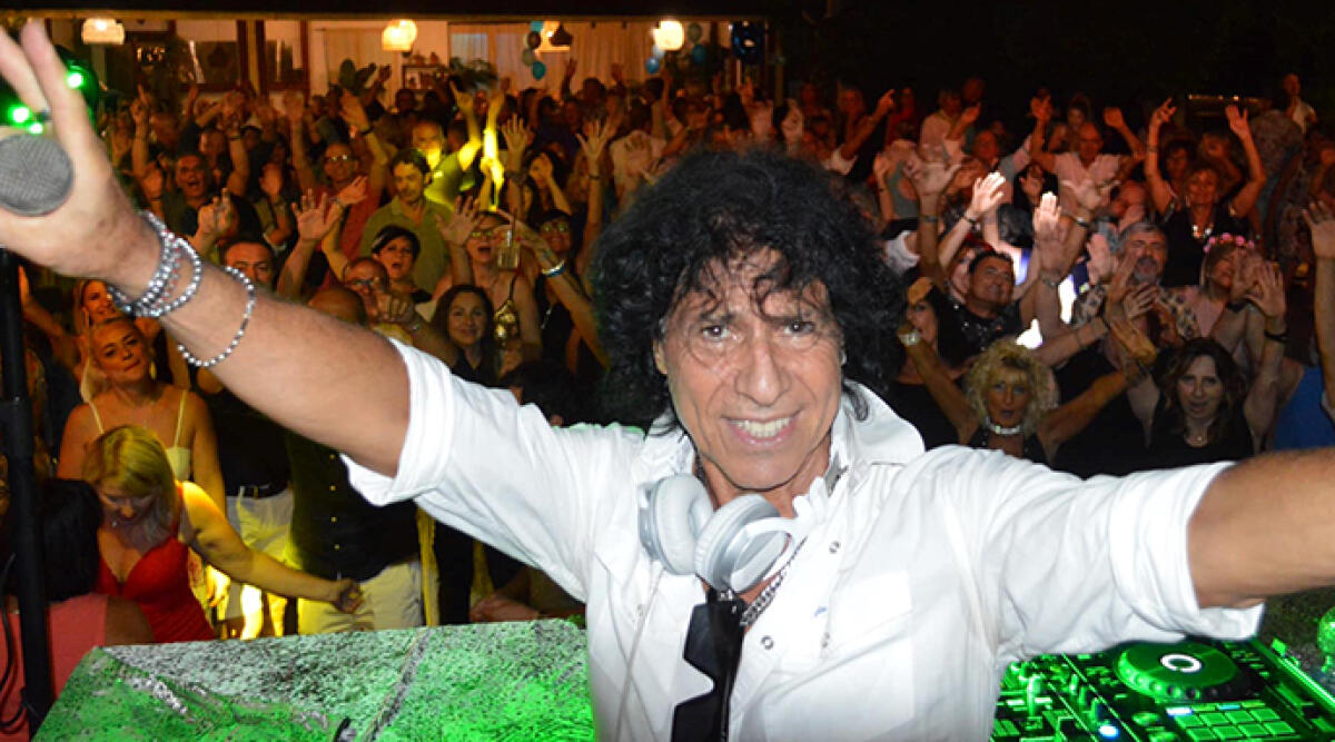 Sabato a Viserba esplode l’energia contagiosa di “Enrico il Pazzo” - Enrico il Pazzo