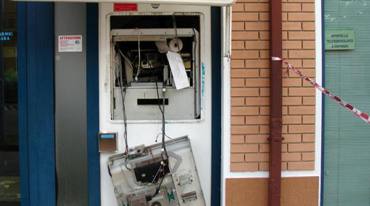 Assalto al bancomat: malvivente perde un braccio dopo esplosione, le sue condizioni migliorano - Foto di repertorio