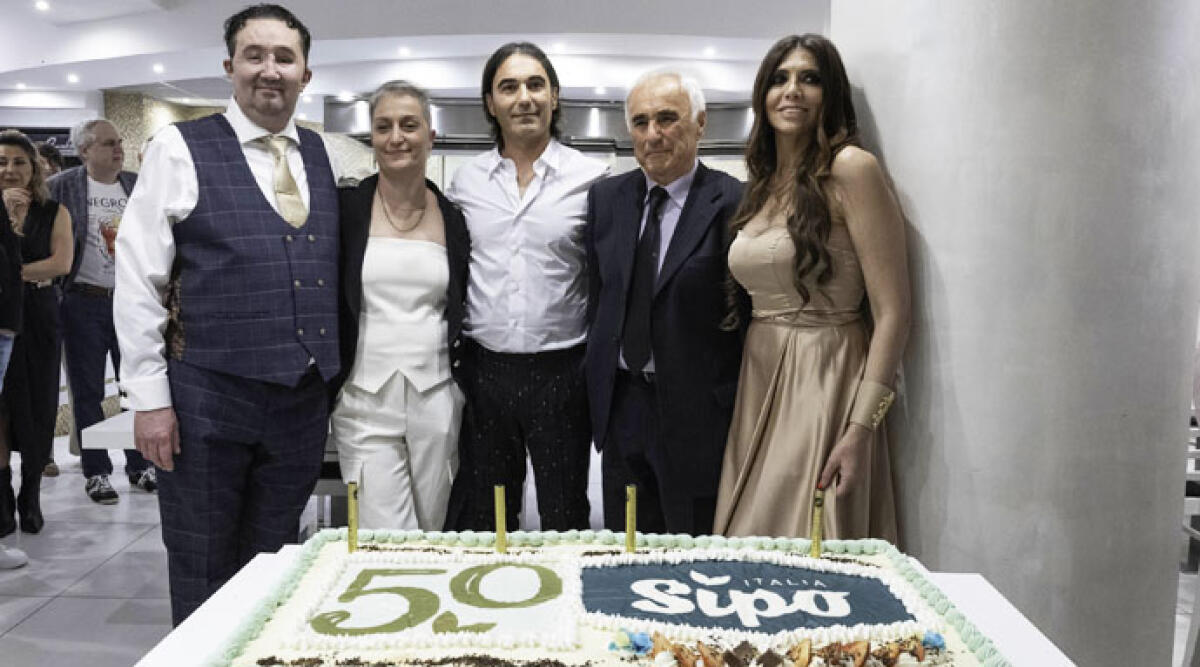 Sindaco e celebrità alla festa per i 50 anni della Sipo, azienda lustro per Bellaria - Riccardo Giacomini, Simona e Massimiliano Ceccarini, babbo Franco, Emanuela Tittocchia