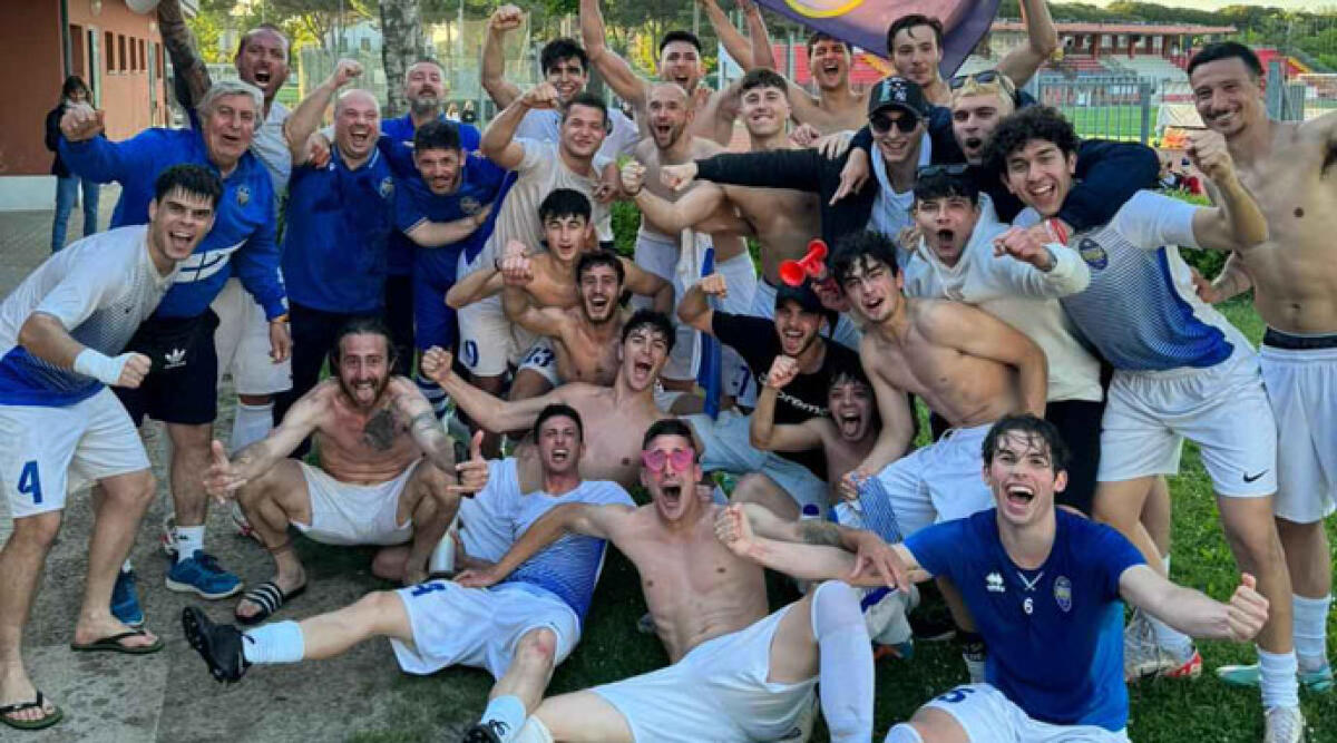 Stella, che salvezza: la svolta Forchino e la firma dell'ex Rimini Kevin Martin - I giocatori della Stella festeggiano la salvezza