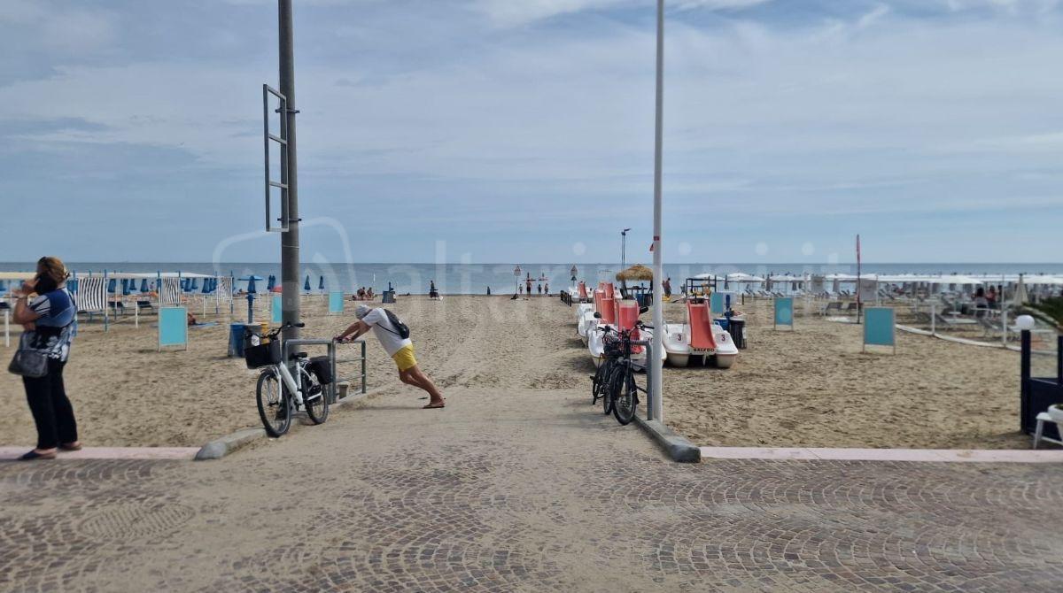 Riccione, lavori allo scarico di Piazzale Azzarita - La spiaggia di Piazzale Azzarita