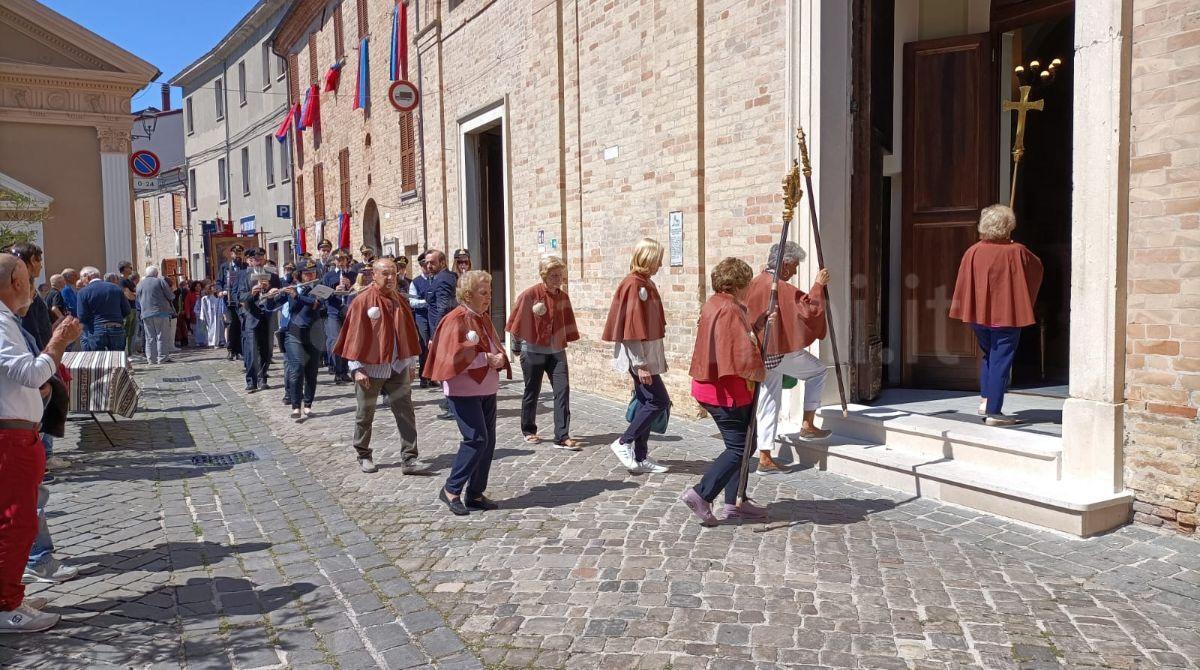 Saludecio, molto partecipata la Festa di Sant'Amato "gemellata" con Tavullia e San Pio - Un momento della processione - Ph Ballante