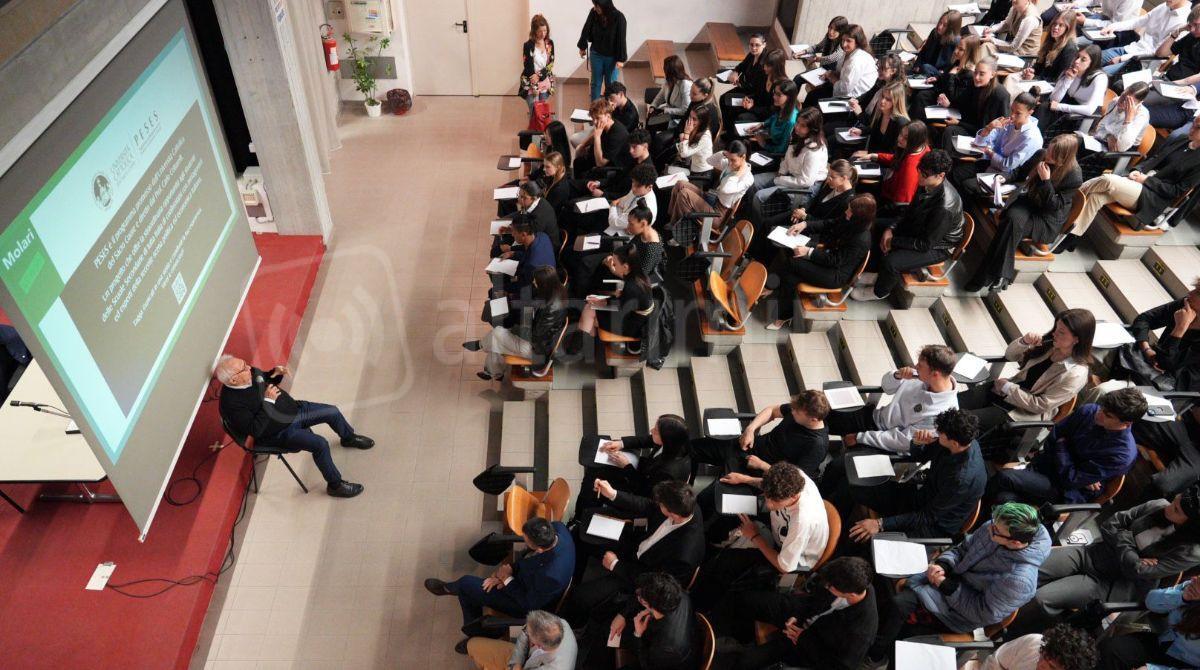Successo al Molari di Santarcangelo per l'incontro con l'ex Ministro dell'Istruzione Patrizio Bianchi - Un momento dell'incontro