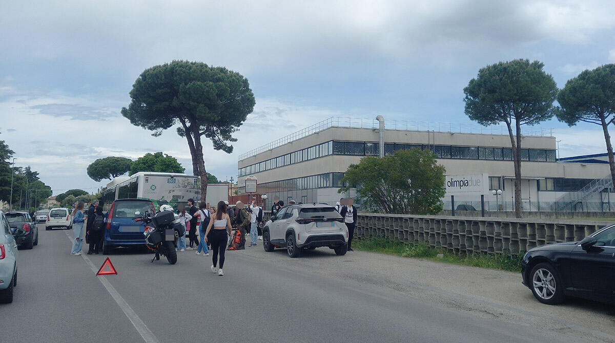 Incidente tra auto e bus con studenti blocca il traffico sulla Marecchiese - Incidente sulla strada Marecchiese all'altezza di Villa Verucchio