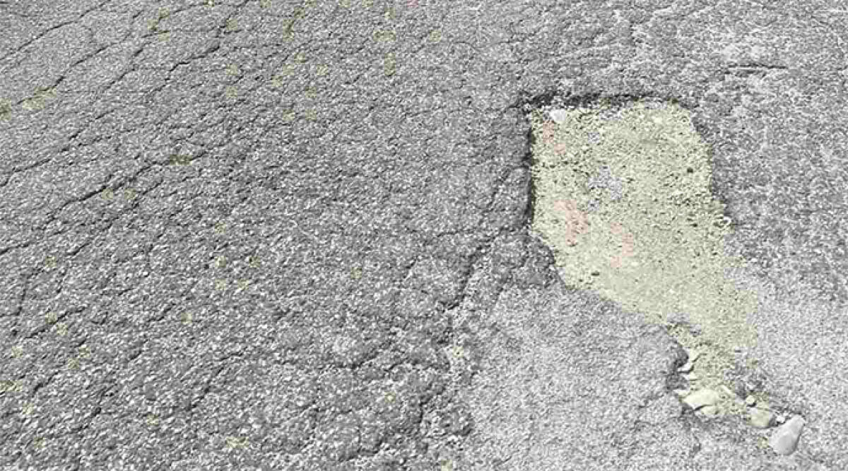 Sartiano, strada in condizioni critiche dopo l'alluvione: ci sono i fondi, la burocrazia "rallenta" l'intervento - Buche sulla strada per Sartiano
