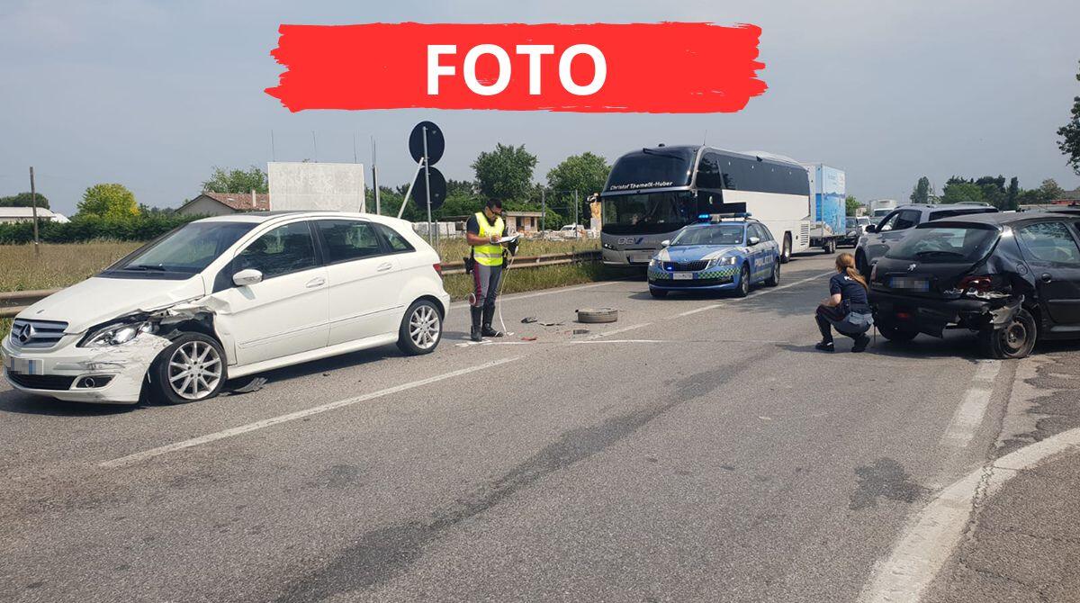 Rimini, Statale16 in tilt: scontro tra due auto crea file chilometriche - Le immagini dell'incidente avvenuto a Rimini sulla Statale 16