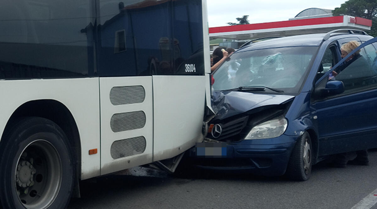 Studenti protagonisti dopo la collisione sulla Marecchiese - Il luogo dell'incidente