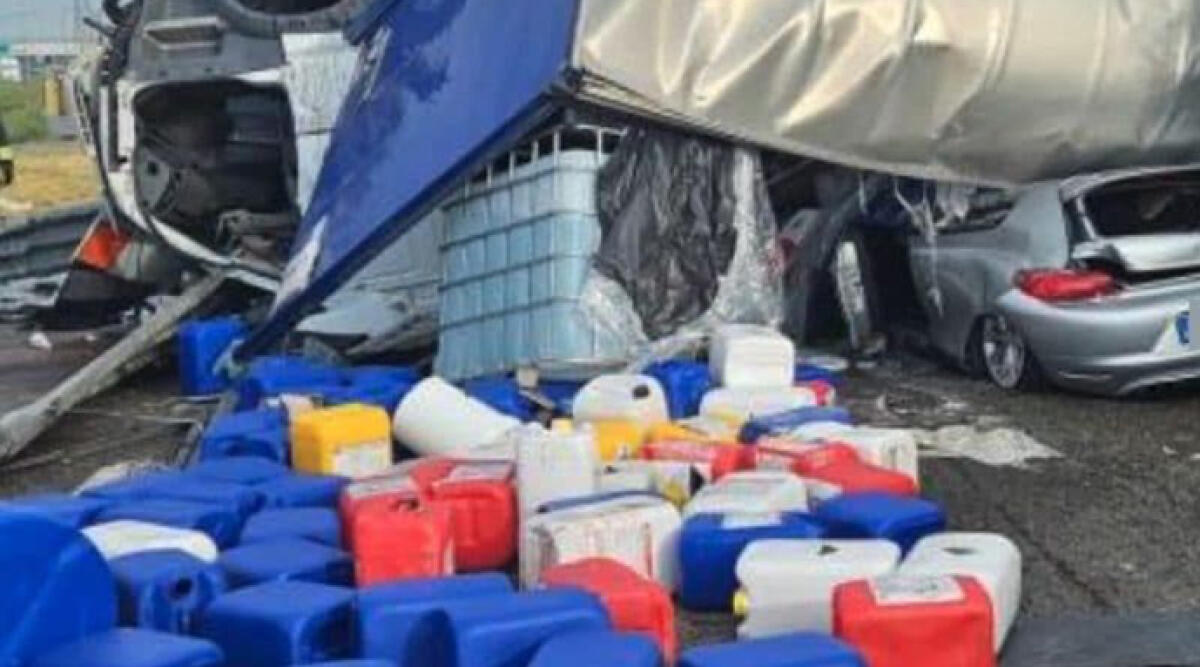 Tir con acido travolge auto, un morto e sette intossicati, l'incidente a Piacenza -