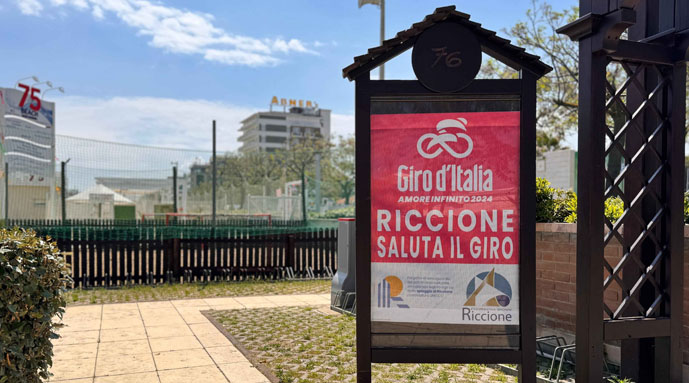 Stendarci di saluto al Giro della Cooperativa Bagnini Riccione