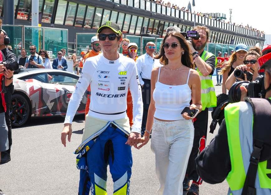 Valentino Rossi con la compagna Francesca Sofia Novello PH PETRANGELI