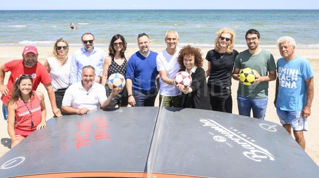 Rimini; 24/05/2024: foto di gruppo per inaugurare la stagione estiva 2024©Riccardo Gallini /GRPhoto