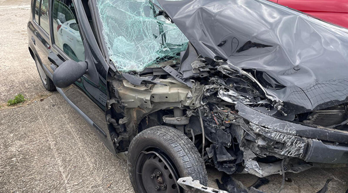 Finisce fuori strada con l'auto nelle dirette di Ponte Messa, ragazza ferita - L'auto distrutta dopo l'incidente
