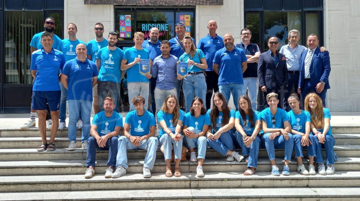 Doppia storica promozione per il volley riccionese maschile e femminile: le squadre ricevute in Comune - Il volley riccionese con l'assessore Simone Imola