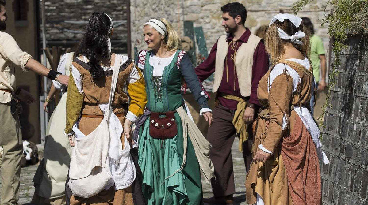 Casteldelci si prepara alla festa medievale, il borgo intanto attrae sempre più olandesi e belgi -