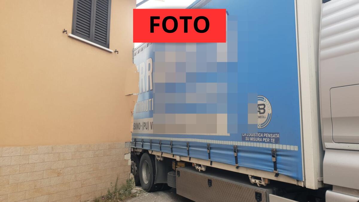 Autoarticolato sbaglia manovra in via della Grotta Rossa, danneggiato il muro di una casa -
