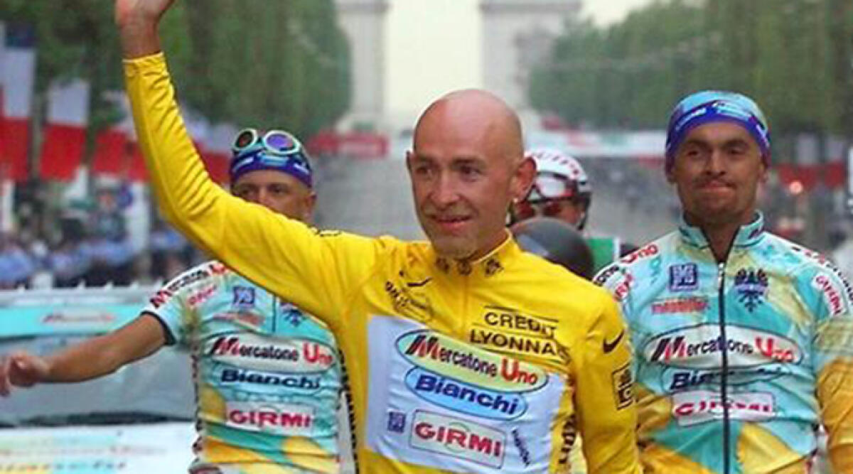 Cento anni di amore e rispetto: l’Italia e il Tour de France - Un' immagine dI archivio di Marco Pantani vincitore del Tour de France del 1998. ANSA/JOEL SAGET