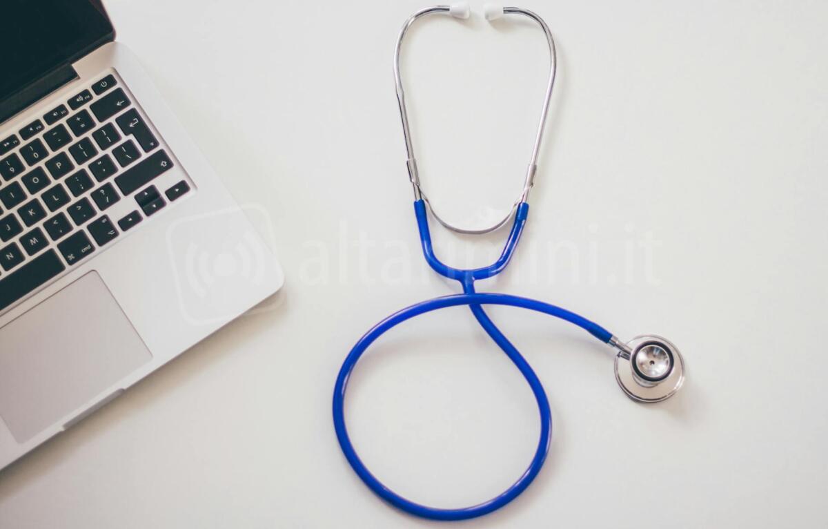 Benessere psicologico: un evento libero e gratuito a Novafeltria - Photo by Negative Space on <a href="https://www.pexels.com/photo/computer-desk-laptop-stethoscope-48604/" rel="nofollow">Pexels.com</a>