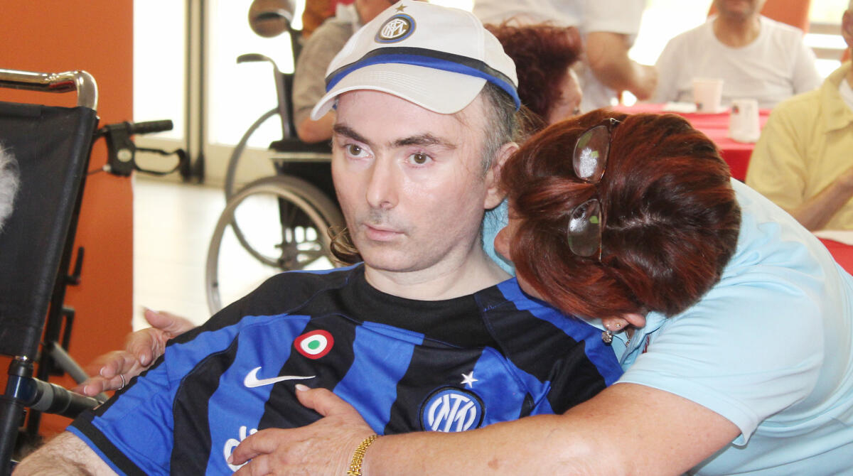 Una sorpresa per l'ospite della Rsa: un video messaggio dalla bandiera dell'Inter Zanetti - Daniele Manzi