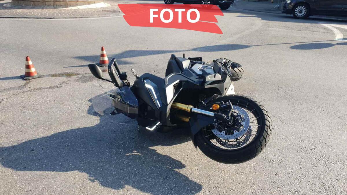 Incidente alla rotatoria: moto contro Nissan Qashqai, centauro rovina sull'asfalto -