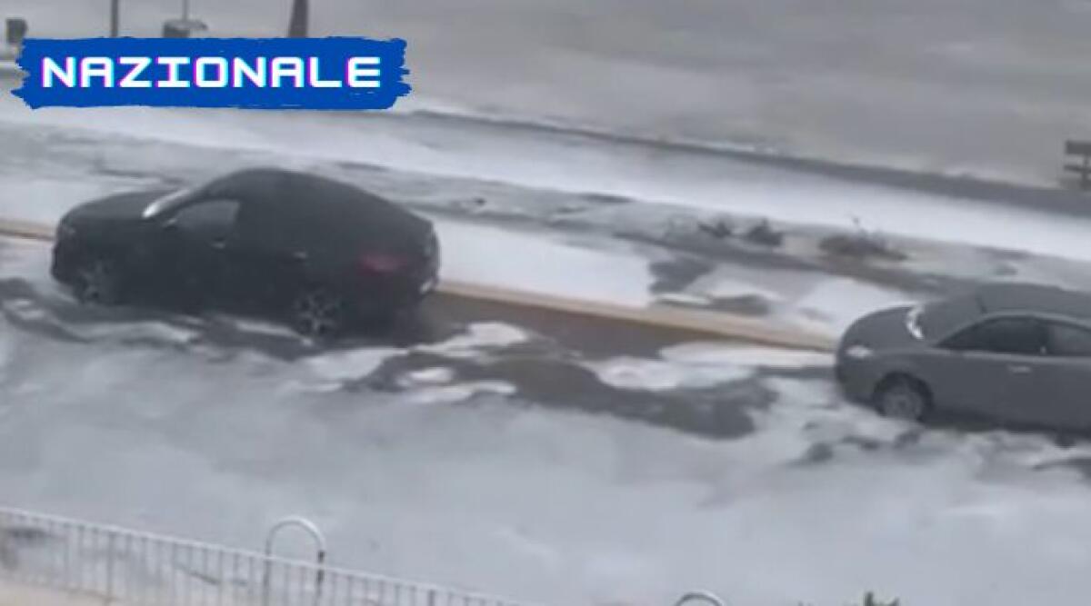 Grandinata lampo trasforma le strade di Porto Sant'Elpidio in fiumi di ghiaccio -