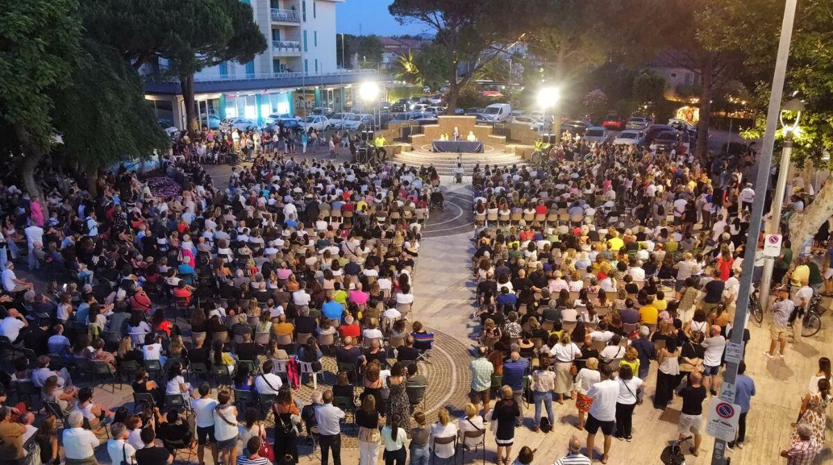 Mille persone alla lezione di Umberto Galimberti: "Cultura volano per il turismo di Misano" -