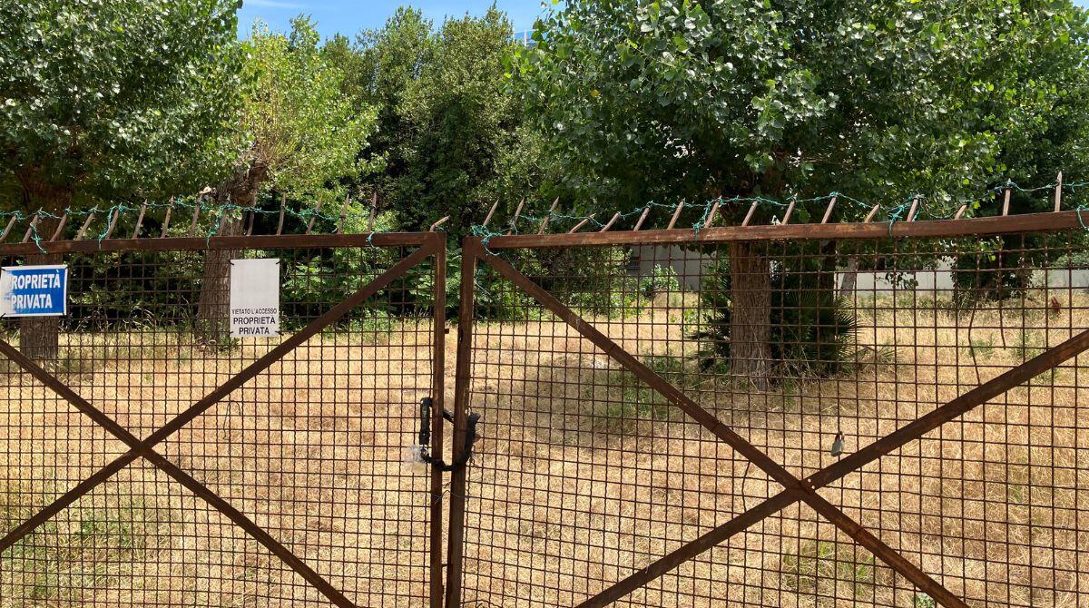 Parcheggio selvaggio moto e scooter al Parco del Mare e area sosta di viale Cirene in ritardo: Renzi all'attacco - Il terreno di viale Cirene sul quale è stato costruito il parcheggio