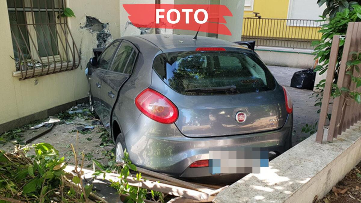 Rimini: abbatte il cancello e si schianta contro la casa, 33enne in ospedale - L'auto coinvolta nell'incidente