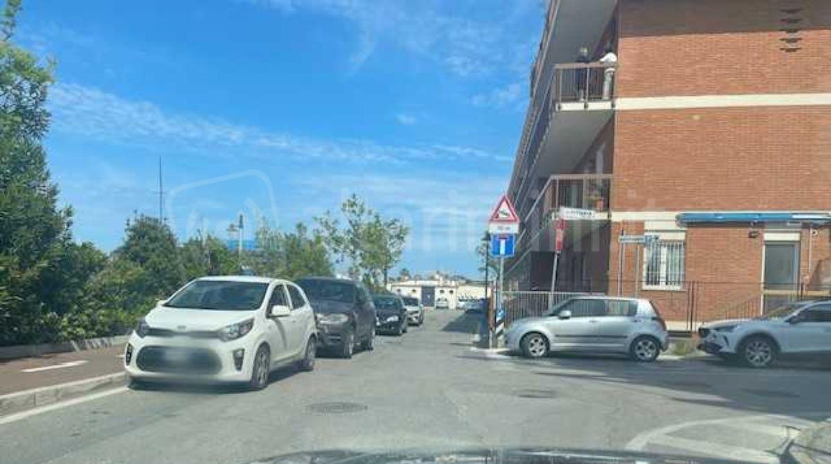 Parcheggio selvaggio in via Ortigara a Rimini: la segnalazione -