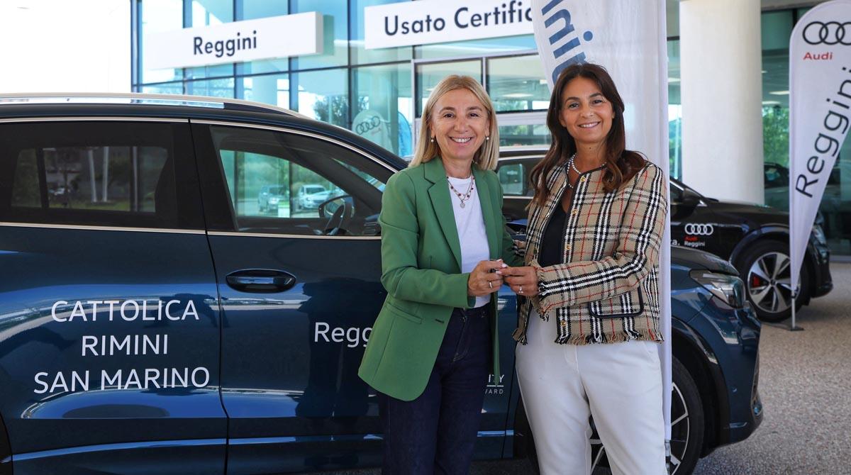 Due nuovi automobili per il Comune di Cattolica donate da Reggini - La sindaca di Cattolica Franca Foronchi con Maria Reggini