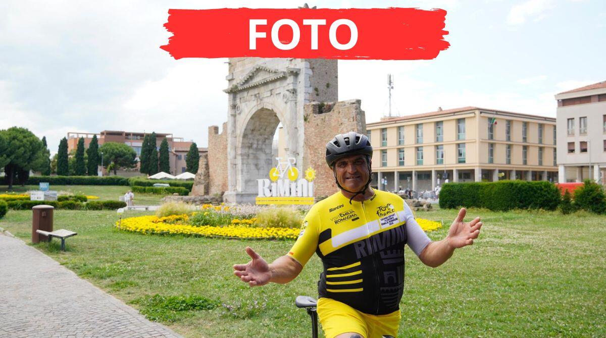 Il Bagnino d'Italia indossa la divisa gialla e omaggia il Tour de France - Gabriele Pagliarani all'Arco di Augusto