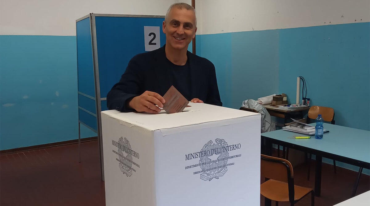 Europee, il commento di Sadegholvaad: "Clima sereno e condiviso nel Pd riminese" - Jamil Sadegholvaad ai seggi