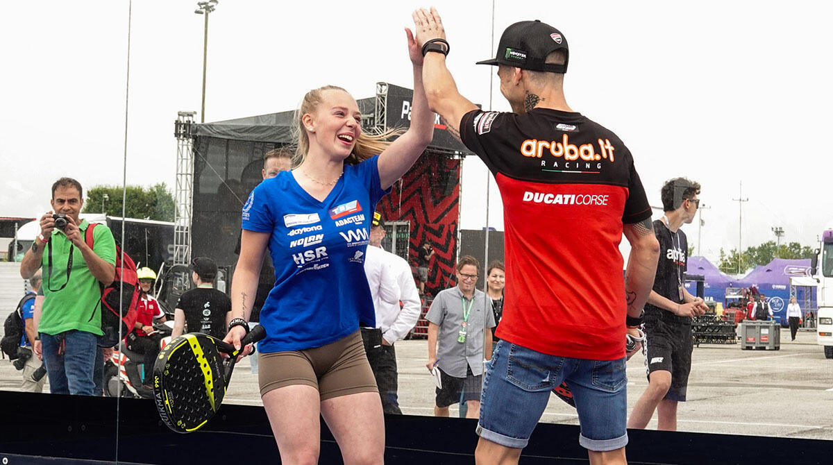 I campioni della Superbike si sfidano a Padel: grande attesa a Misano per la sfida in pista - Lucy Michel e Alvaro Bautista festeggiano la vittoria a Padel PH PIETRANGELI