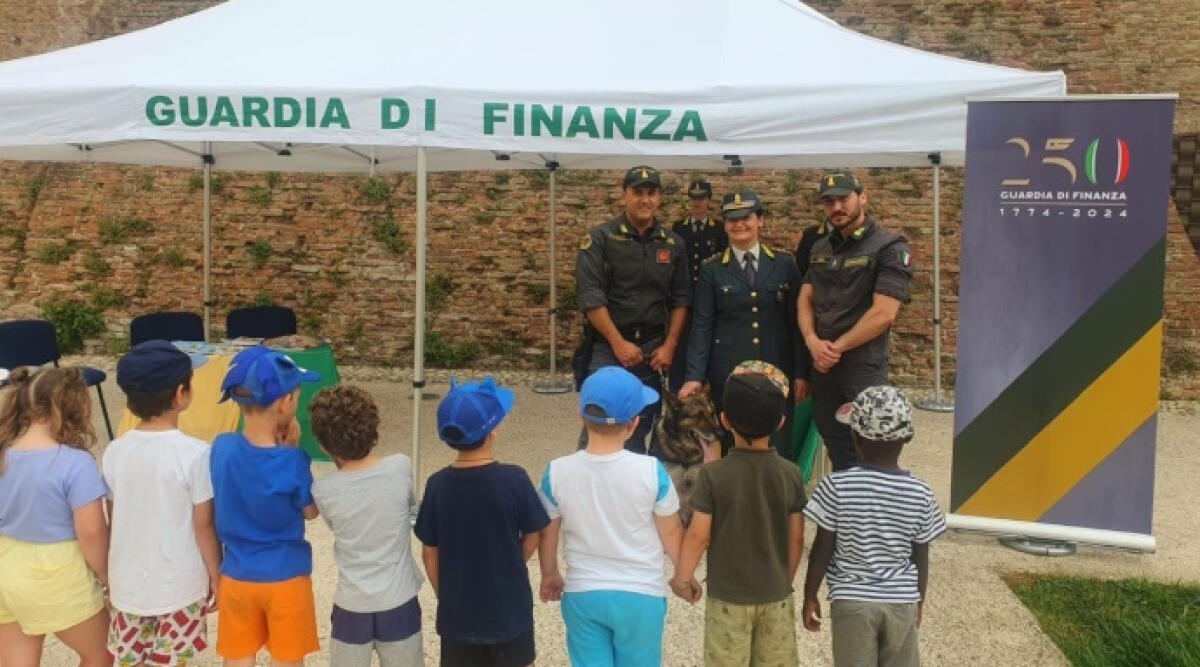 Rimini si tinge di giallo verde per il 250° anniversario della Fondazione della Guardia di Finanza - Lo stand della Guardia di Finanza