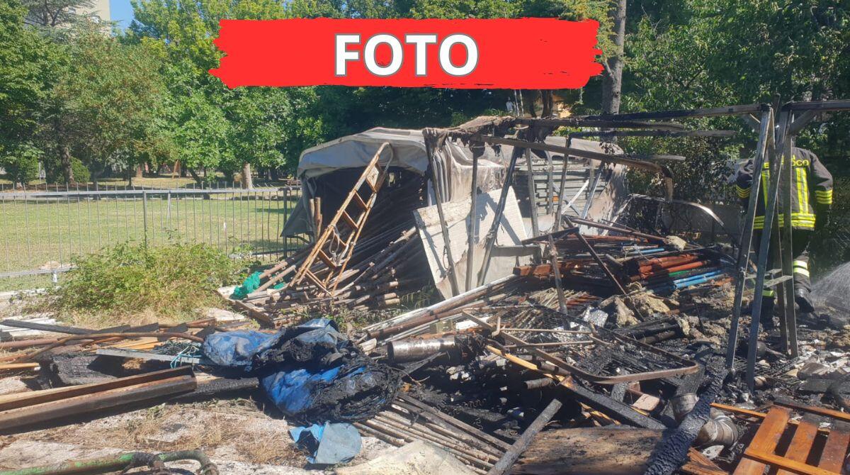 Rimini, deposito di materiali prende fuoco in zona ospedale - Incendio in viale Settembrini, Rimini