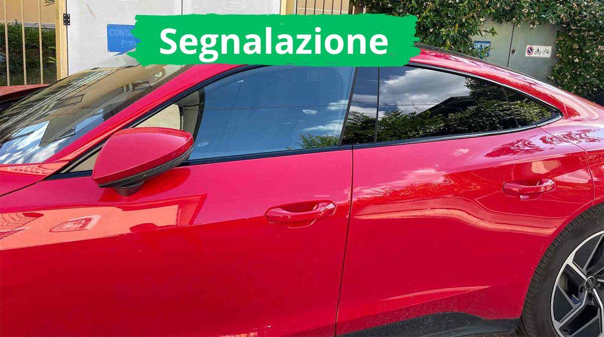 Parcheggio selvaggio davanti al condominio, la segnalazione -
