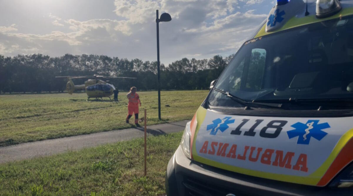 Grave incidente sul lavoro a Bellaria: operaio precipita da un'impalcatura - L'elissoccorso che ha trasportato il ferito a Cesena