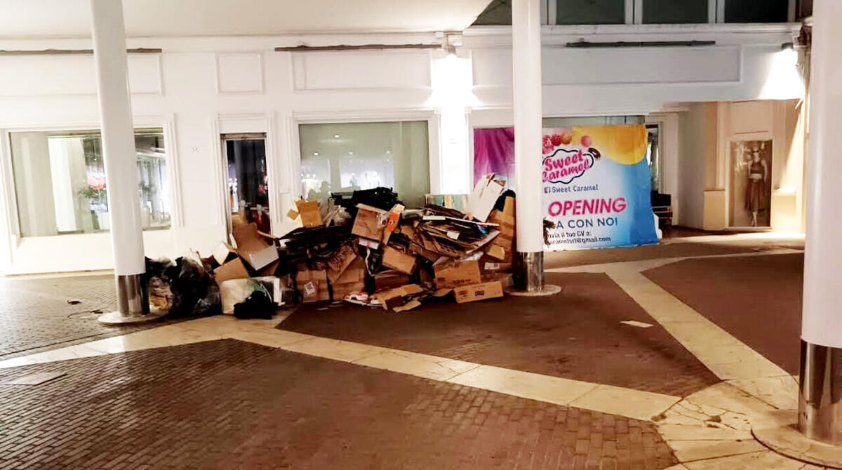 Il negozio di dolci scatena le proteste di Fratelli d'Italia: "Viale Ceccarini non diventi una casbah" - 