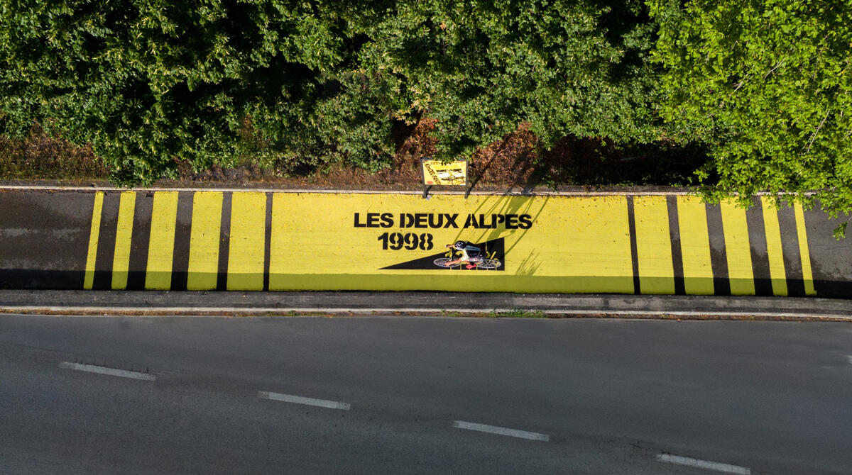 Giallo e rosa: l'omaggio a Pantani sulla ciclabile di via Montescudo - 