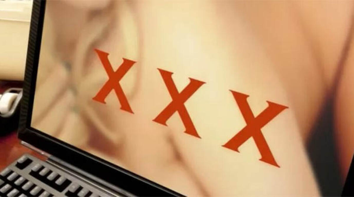 Pubblica foto della suocera su un sito di escort: a processo per stalking -