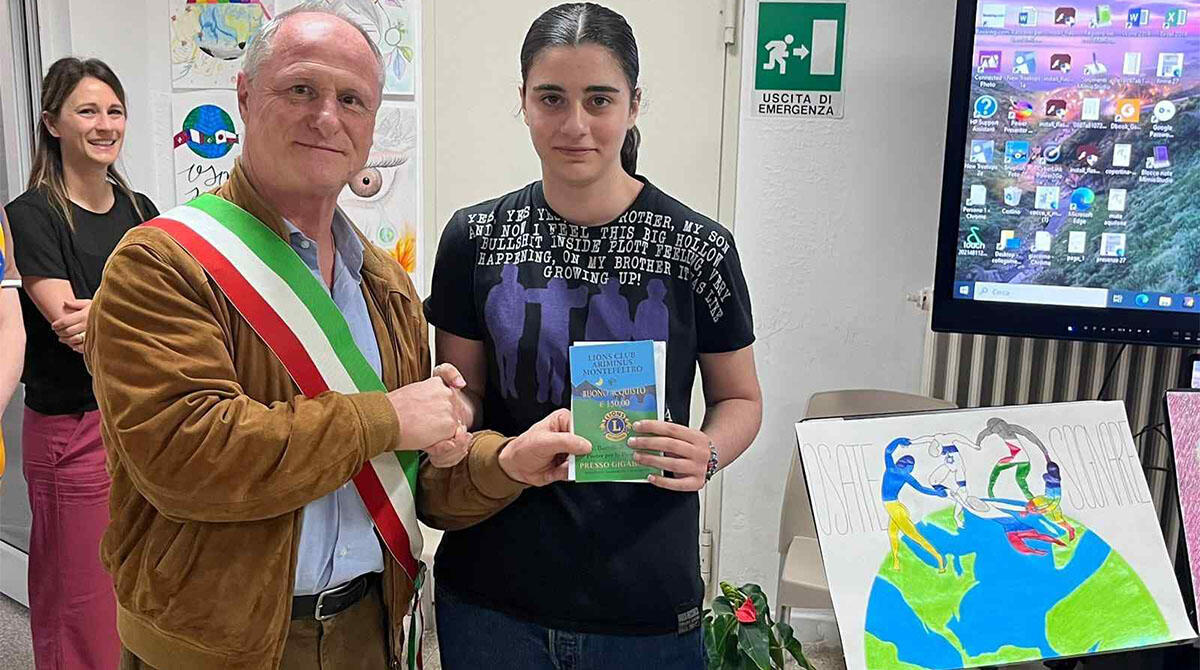 Novafeltria, Benedetta Caruso trionfa nel concorso "Un poster per la pace" - Benedetta premiata dal sindaco di Novafeltria Stefano Zanchini