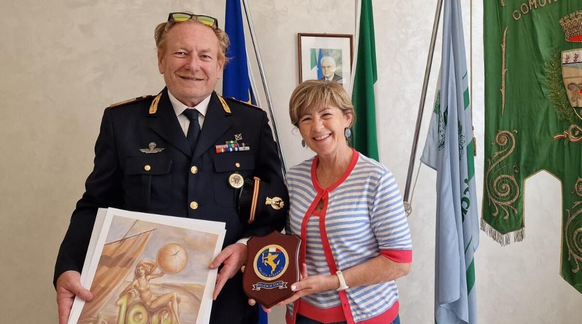 Riccione: la sindaca Angelini ringrazia il comandante Bonifazi prossimo alla pensione - La sindaca Angelini e il Comandante Bonifazi