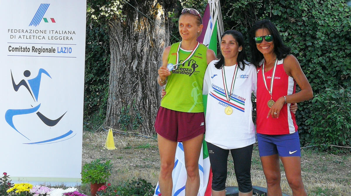 Elena Borghesi spopola ai campionati master: a Roma vince negli 800 e nei 1500 metri - Elena Borghesi sul podio dei 1500 metri