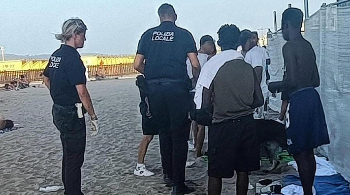 Blitz della Polizia Locale a Riccione: liberata la spiaggia di piazzale Roma dal degrado - Controllo in piazzale Roma della Polizia locale di Riccione