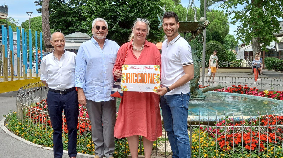 La prima volta aveva 6 anni: mezzo secolo dopo Andrea continua a scegliere Riccione - Andrea Welser insignita dall’assessore Guidi del titolo di Ambasciatore di Riccione nel mondo